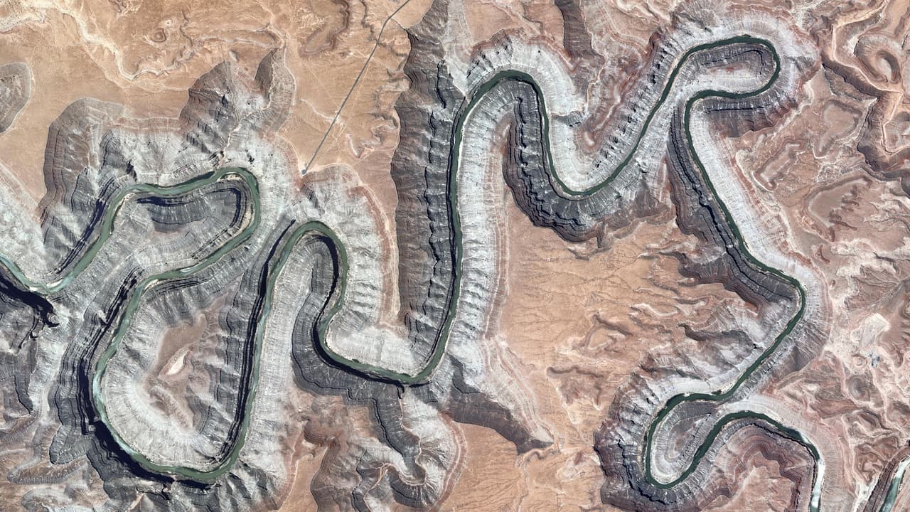 <b>¿Cómo llegar al Goosenecks del río San Juan?</b> Está situado en el extremo sur de la Ruta Estatal 316 de Utah, a unos 270 kilómetros al sureste de
<b>Salt Lake City</b>. Desde
<b>Moab</b> conduzca al sur por la U.S. Highway 191 durante aproximadamente 100 millas hasta Bluff, continúe al oeste por la U.S. 163 durante 17 millas y gire a la derecha en la Ruta Estatal de Utah 261, después de una milla gire a la izquierda en la SR 316 y continúe unas 3.5 millas
<b>hasta el estacionamiento del lugar</b>.