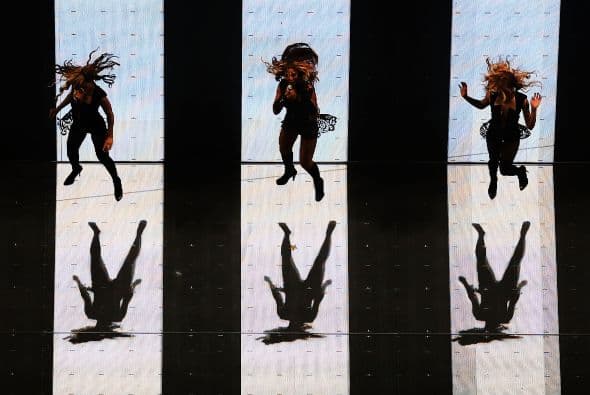 Ni el mejor guionista de Hollywood hubiese podido escribir un libreto mejor que el Super Bowl 2013. Con lágrimas, risas, entretenimiento, estupor, suspenso, miedo y mucha emoción, este Super Bowl “tuvo de todo un mucho”. El coro de la escuela de Newtown que sufrió en diciembre una matanza que conmocionó al mundo, con 26 niños de la escuela primaria Sandy Hook, abrió la ceremonia previa al partido con la canción "America The Beautiful", al lado de la actriz y cantante Jennifer Hudson. Los estudiantes llevaban lazos verdes en homenaje a los 20 niños y 6 adultos asesinados en Sandy Hook el pasado 14 de diciembre, y durante su actuación muchos de los jugadores y espectadores apenas pudieron contener las lágrimas. Después le tocó el turno a Alicia Keys, quien al piano y con un sexy vestido rojo de tirantes interpretó el himno nacional estadounidense, agregando algunas palabras en la estrofa final, ante el estupor de algunos. La actuación musical del descanso, la más esperada siempre, correspondió este año a Beyoncé y llegó precedida de la polémica después de que la estrella admitiera que cantó el himno nacional en falso directo, sobre una canción pregrabada, durante la ceremonia de la segunda investidura presidencial de Barack Obama. La artista con mucha fuerza y sin dejar de bailar sobre un escenario con fuegos artificiales y luces con la forma de su rostro y su larga melena, vistiendo un conjunto de cuero negro de Rubin Singer, con guantes a juego y botines de tacón, y acompañada de más de 100 bailarines repasó algunos de sus éxitos como "Love on Top", "Crazy in Love", "Baby Boi" y "Till the End of Time". Se unieron a ella después Kelly Rowland y Michelle Williams, sus compañeras en el ya disuelto grupo Destiny's Child y vestidas también de negro. Las tres cantaron y bailaron sincronizadas "Independent Woman" y "Single Ladies (Put A Ring On It)". En el tercer cuarto del partido se produjo un inesperado apagón, que duró 34 minutos, y que fundió a negro las televisiones de millones de hogares en todo el país y dejó en blanco a los presentadores de la cadena CBS, la encargada de la retransmisión. Con cada bloque de treinta segundos de publicidad vendido a un precio de entre 3,7 y 3,8 millones de dólares, los dos anuncios de Chrysler estuvieron entre los mejores, según un sondeo realizado por The Wall Street Journal a ejecutivos publicitarios y espectadores, pero según USA Today el primer lugar correspondió a Budweisser. También fueron muy comentados en Twitter los de Taco Bell y Doritos, en una noche en la que rostros conocidos como los actores de comedia Amy Poehler ("Parks and Recreation"), Tracy Morgan ("30 Rock") y Kaley Cuoco ("The Big Bang Theory"), y la modelo Bar Refaeli se colaron en algunos de los anuncios.