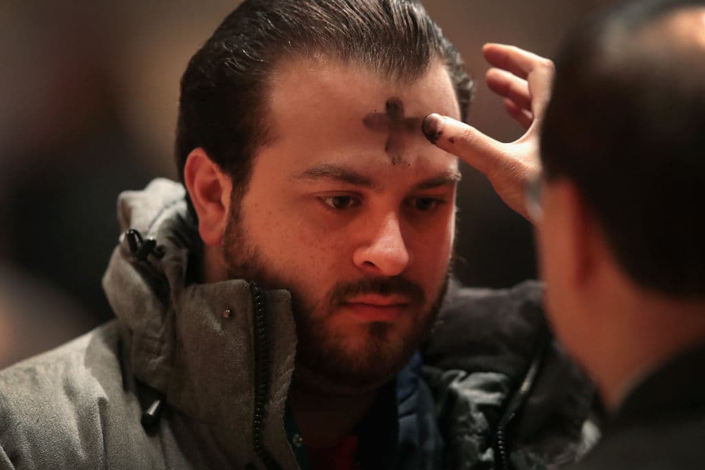 "Polvo eres y en polvo te convertirás" – Génesis 3:19
<br>"Arrepiéntete y cree en el Evangelio" – Marcos 1:15
<br>Son las frases que normalmente repite el sacerdote mientras dibuja la señal de la cruz con ceniza en nuestras frentes, representando el inicio de la Cuaresma.