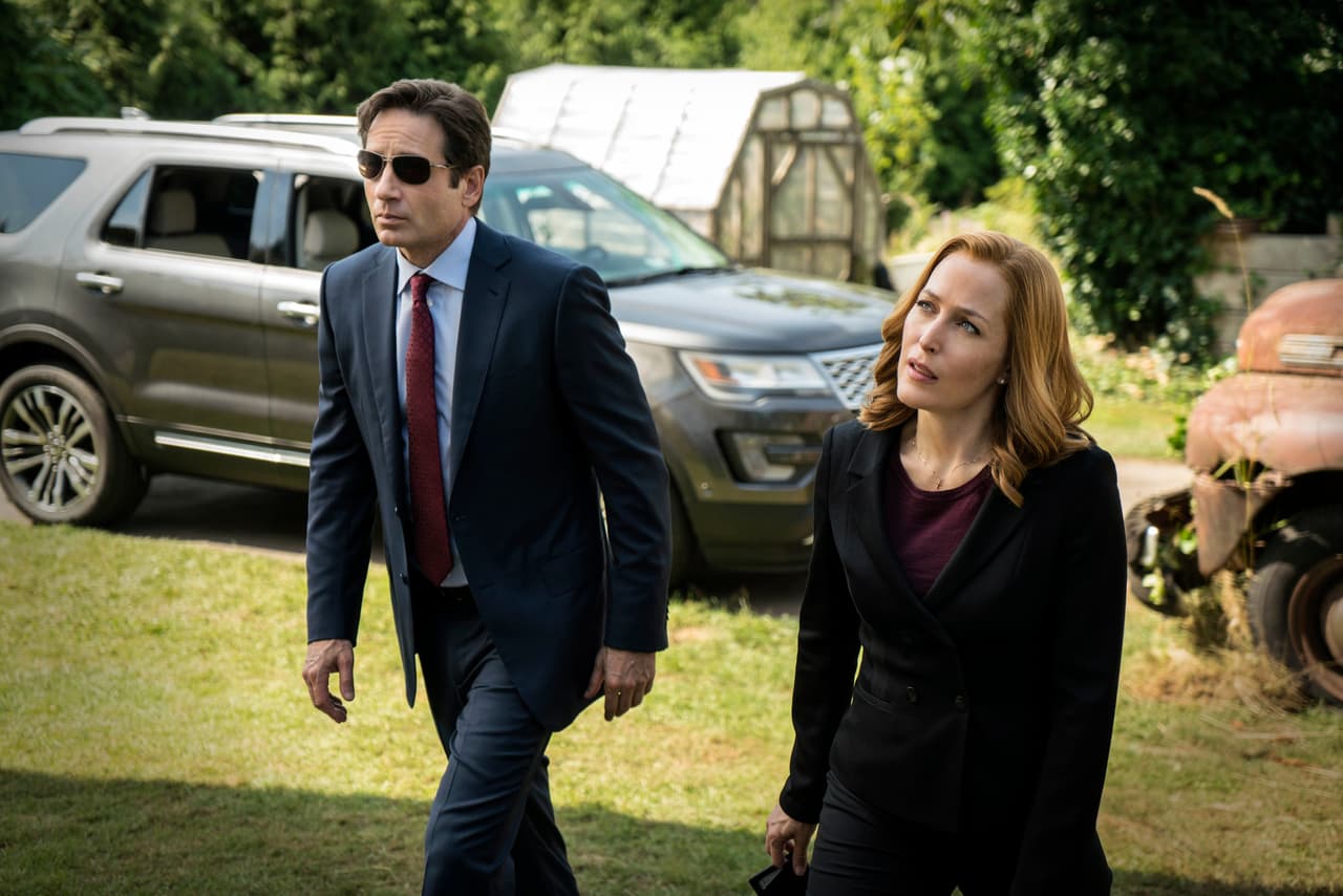 La cadena FOX cautivaba con la serie 'The X-Files', donde 'Mulder' (David Duchovny) y 'Scully' (Gillian Anderson) investigaban casos paranormales para el FBI.