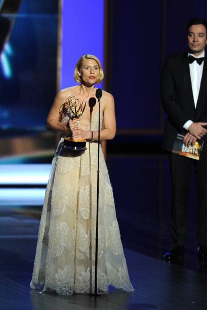 Los trajes que lucieron las damas en los Premios Emy demuestran que el arte de llamar la atención estaba concentrado en llevar y lucir cada pieza, regia, con detalles inesperados, como un toque de color o simplicidad de líneas. Telas suaves o flotantes, colores sosegados o llamativos, diseños sobrios o atrevidos. Míralos todos y ¡copia lo que más te guste!, ahora llega la temporada de fiestas y tú puedes lucir como las estrellas.