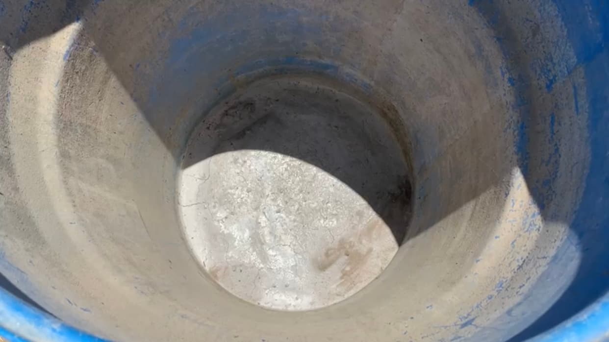 La poca agua también esta provocando que muchos 
<b><a href="https://www.univision.com/local/fresno-kftv/manifestantes-exigen-cambios-ley-regula-aplicacion-pesticidas-en-california">trabajadores del campo</a> se queden sin empleo</b>. Joe Del Bosque, un conocido agricultor de la región dijo que ya se han quedado sin trabajo 
<b>al menos 300 de sus empleados.</b>