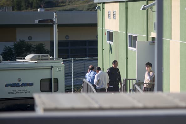 Funcionarios del LAUSD y agentes del orden del LAPD ordenaron el cierre de más 900 escuelas públicas y 180 escuelas “charter”.
