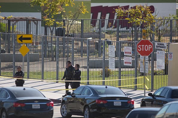 Steve Zimmer, jefe de la Junta Directiva de Educación de Los Ángeles, pidió colaboración entre los funcionarios del LAUSD, los padres de familia, los agentes del orden y miembros de la comunidad del sur de California que fueron impactados por el cierre.