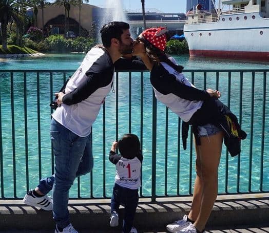 Ahora son tres y el chiquillo es el centro de sus vidas.