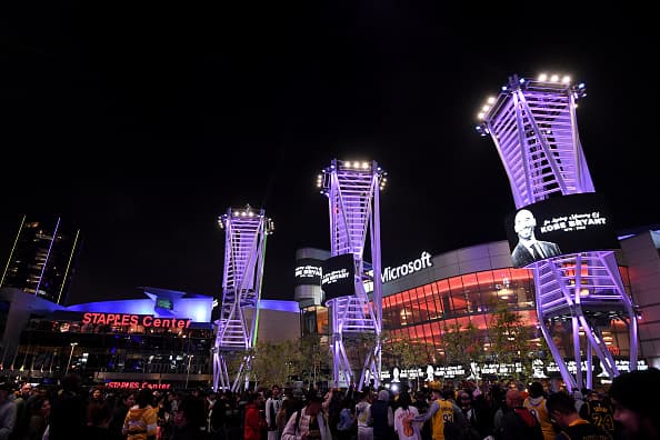 La plaza del LA Live alumbró de púrpura sus postes alrededor del Staples Center en tributo al astro del baloncesto, dándole la bienvenida a los
<a href="https://www.univision.com/local/los-angeles-kmex/edicion-digital-california/fanaticos-de-kobe-bryant-siguen-llegando-al-staples-center-para-rendir-tributo-a-su-idolo-video">fanáticos</a> que se reúnen noche a noche desde el domingo 26 de enero, día del trágico accidente que cobró la vida de Kobe, su hija
<a href="https://www.univision.com/local/los-angeles-kmex/gianna-bryant-siempre-al-lado-de-su-padre-fotos">Gianna</a> y otras
<a href="https://www.univision.com/local/los-angeles-kmex/identifican-a-las-nueve-victimas-del-accidente-aereo-donde-murio-kobe-bryant">siete personas</a>.
<br>