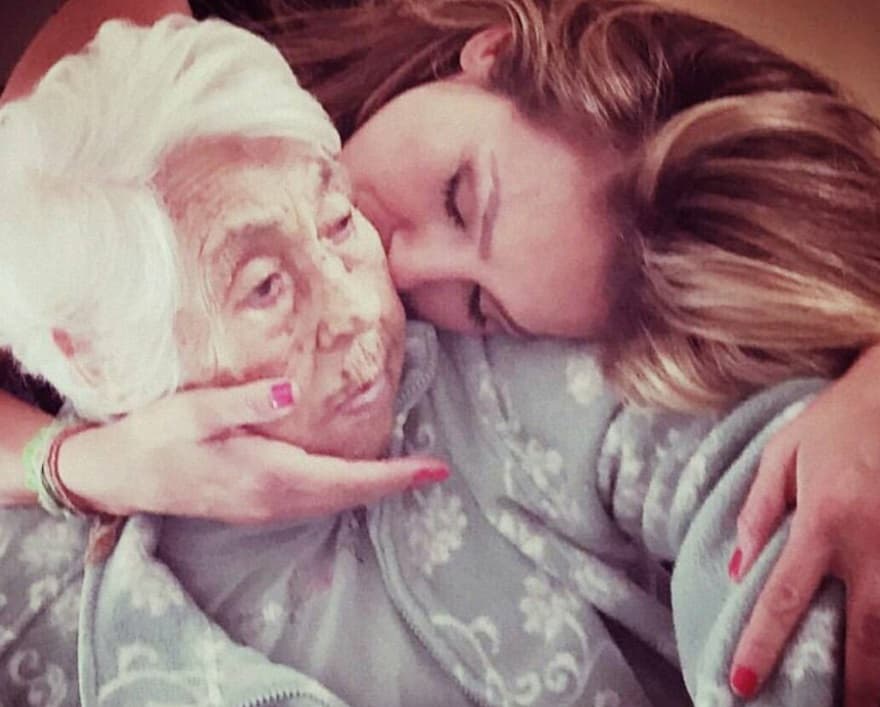 La cantante hace visitas periódicas a su abuela, aunque la mayoría de ellas se realizan en secreto.