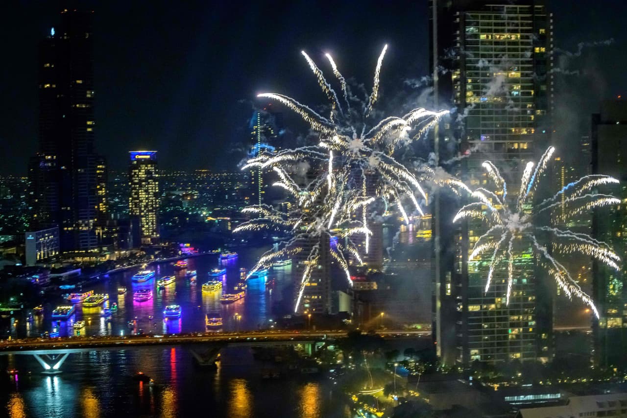 Los fuegos artificiales de Nochevieja también estallaron sobre el río Chao Phraya durante un espectáculo en Bangkok.