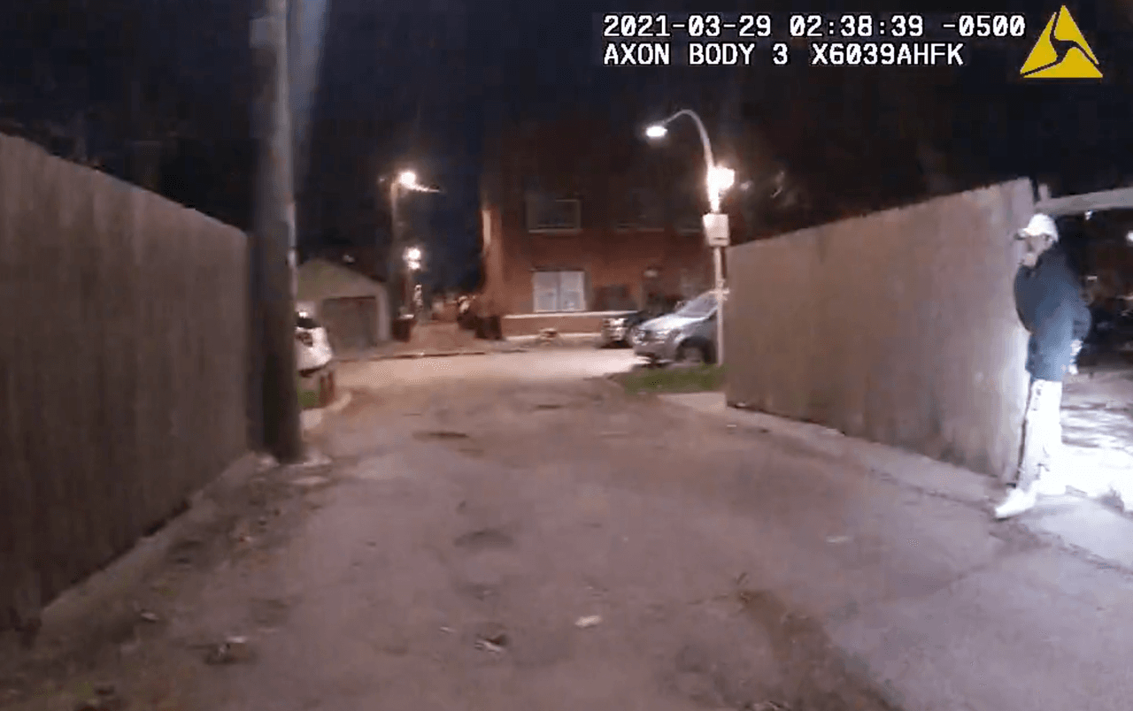 <b>La persecución:</b> Autoridades de Chicago comenzaron una persecución policial alrededor de las 2:30 de la madrugada del pasado 29 de marzo en el barrio La Villita, luego de que dos sospechosos realizaron hasta ocho disparos en una calle. 
<b><a href="https://www.univision.com/temas/adam-toledo">Adam Toledo</a></b>, de 13 años, huyó aparentemente con un arma de fuego hasta un callejón, donde, según el video publicado por la Oficina Civil de Responsabilidad Policial de Chicago 
<b><a href="https://www.chicagocopa.org/case/2021-1112/" target="_blank">(COPA)</a></b>, cargaba la pistola en su mano derecha cuando fue confrontado por un uniformado.