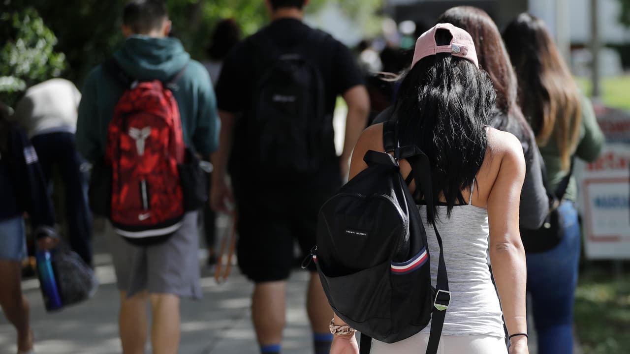 Es importante saber que cada año que uno pide un préstamo del gobierno, cuenta como una nueva deuda, si uno estudia 4 años, puede terminar con cuatro préstamos. Es hasta después de terminar créditos que uno puede consolidar la deuda (para la cuál solo hay una oportunidad de hacerlo), llevando cuatro deudas distintas a que sean solo una con una sola tasa de interés.