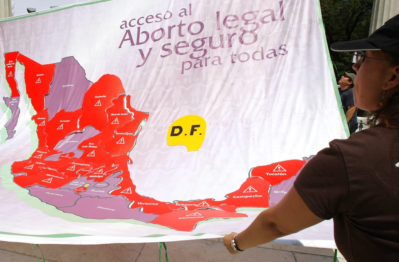 En México es legal la irrupción del embarazo por causal de violación sexual, sin embargo, hay estados donde también se puede practicar por malformación del feto, peligro de vida de la mujer, descuido del embarazo o incluso por decisión voluntaria (en la Ciudad de México).