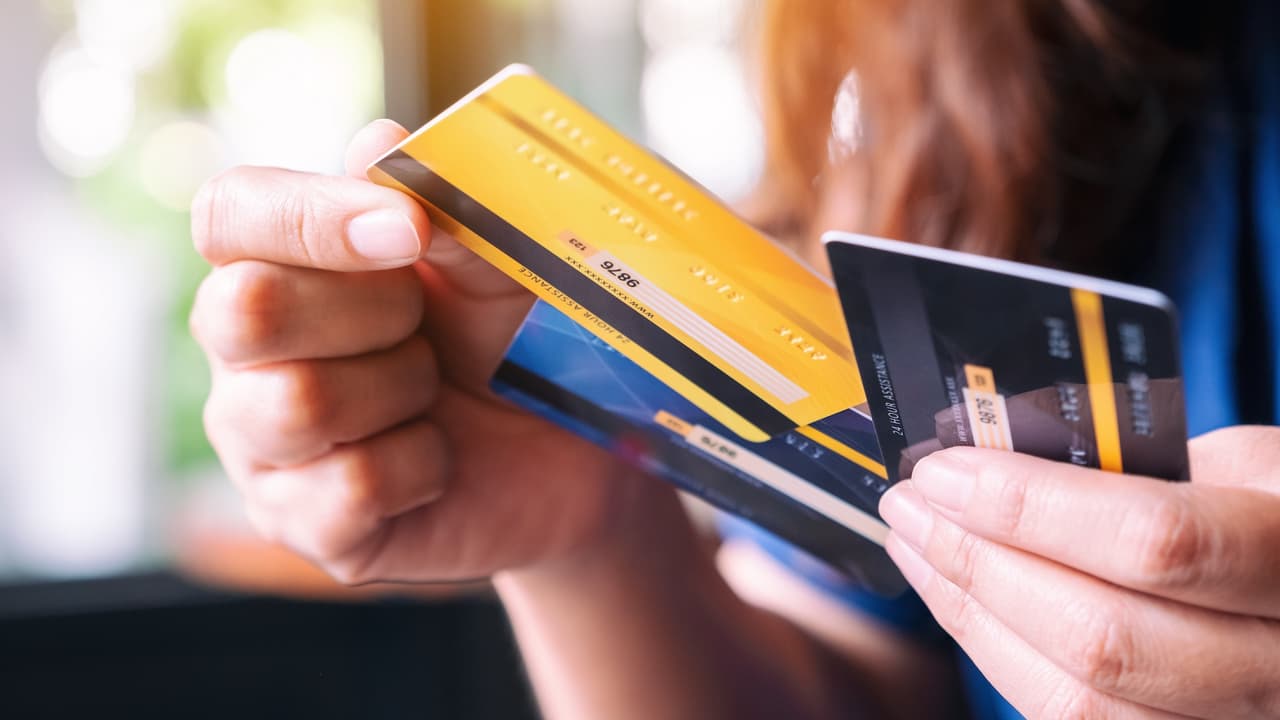 <b>3. Utiliza tarjetas de crédito estratégicamente: </b>Aprovecha recompensas y devoluciones en efectivo, pero paga el saldo completo para evitar intereses. Varias instituciones destacan esta práctica como clave para optimizar recursos.