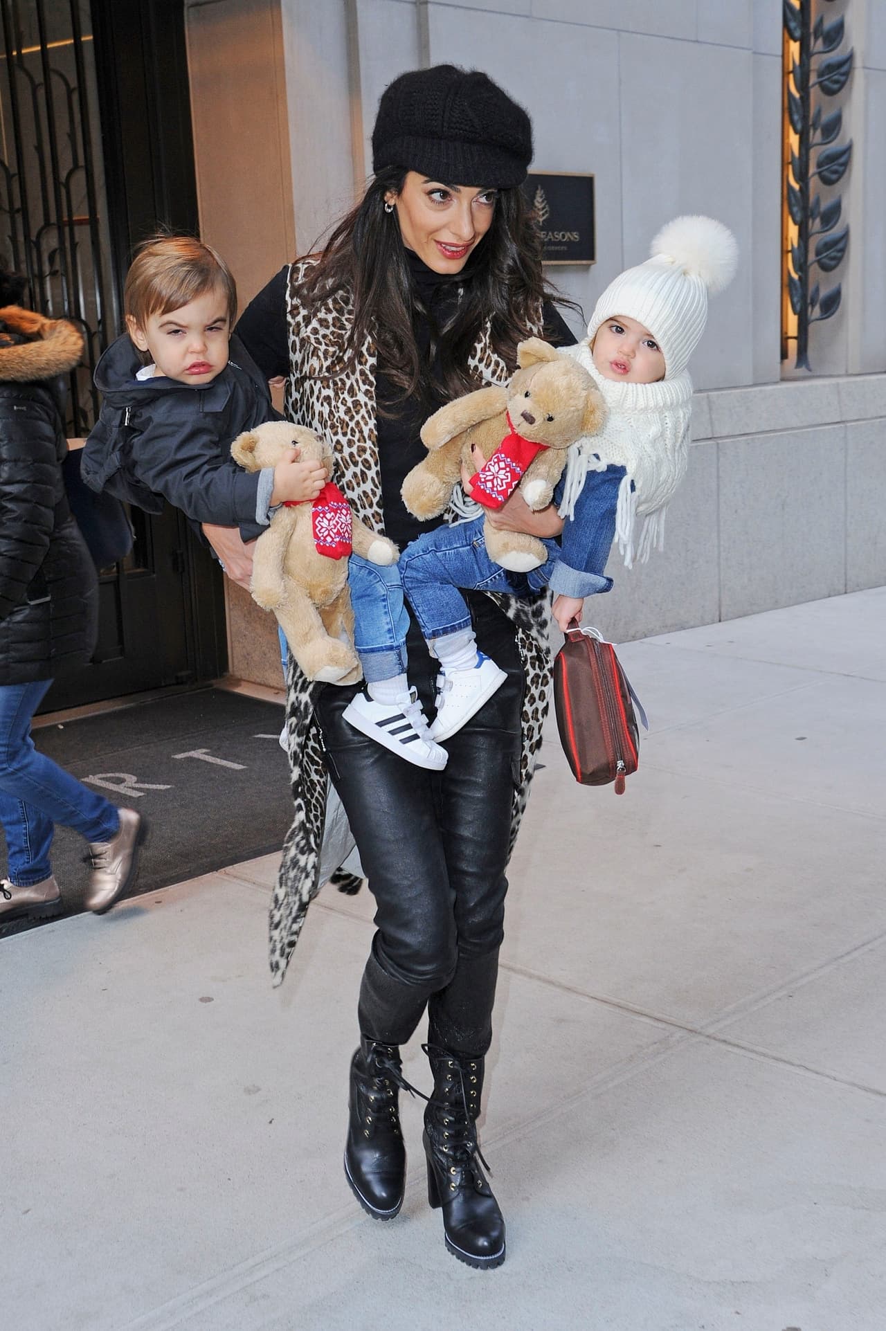 Este jueves fue precisamente su mamá quien demostró cómo está acostumbrada a manejar el cuido de ambos pequeños con maestría.
