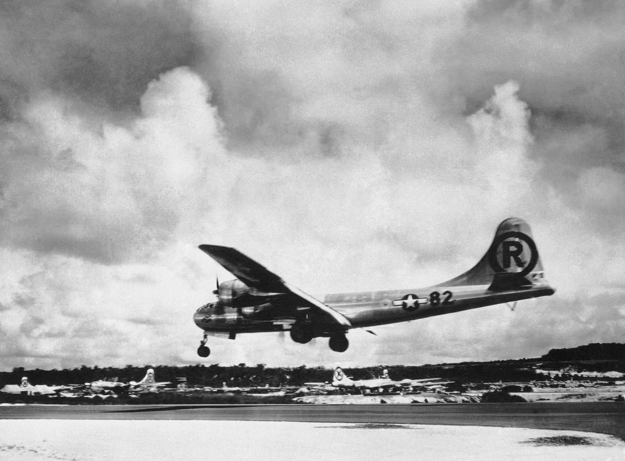 El bombardero 'Enola Gay' cuando se preparaba para aterrizar en Tinian, Islas Marianas del Norte, después de lanzar la bomba atómica en Hiroshima.