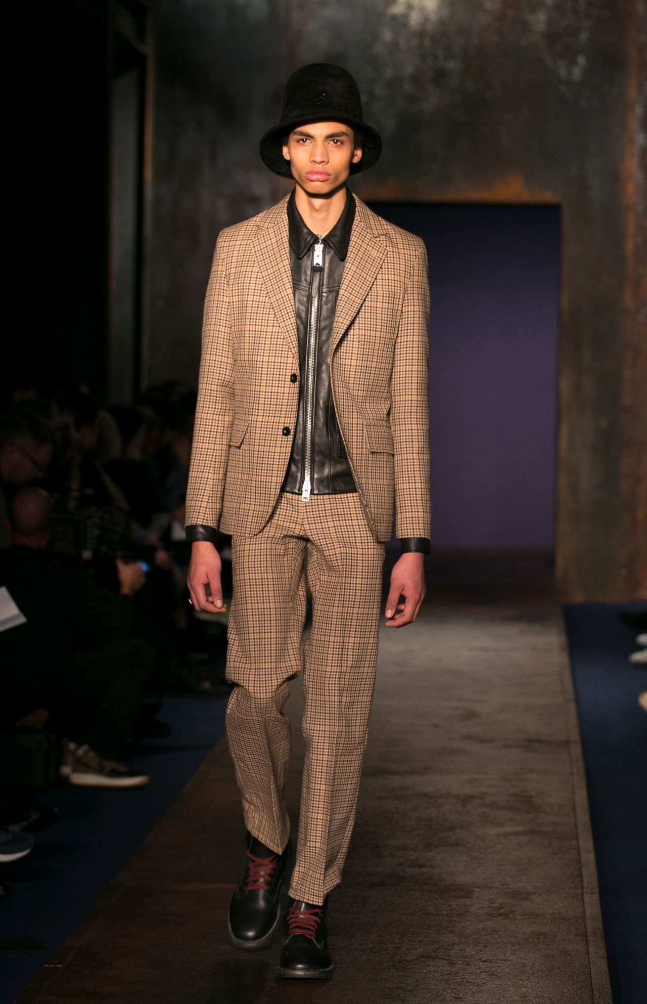 Este traje color camello a la 
<i>Shaft</i> de la colección Otoño-Invierno 2016-2017 de Coach, es el colmo del look 
<i>barrio chic</i> que sólo los 
<i>homeboys</i> más auténticos como J Balvin saben portar.
<br>