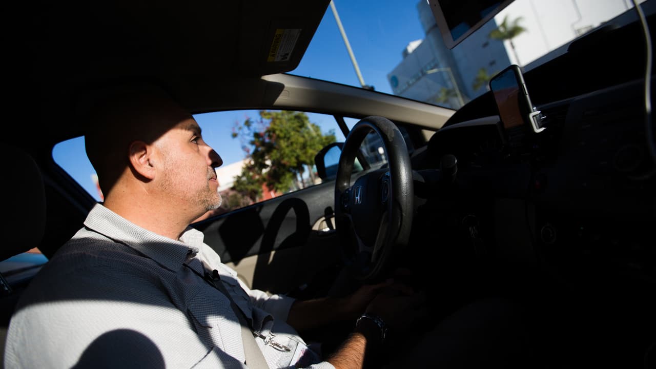Beni Martínez recorre los barrios hispanos de San Diego, California, buscando redadas de ICE.