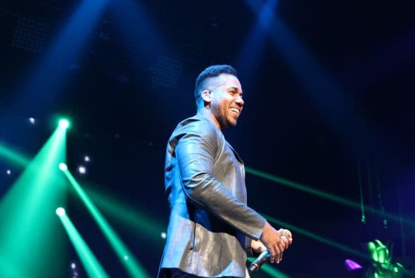 El Rey de la Bachata tuvo casa llena en el Toyota Center este miércoles, ve aquí las mejores imágenes de la noche.