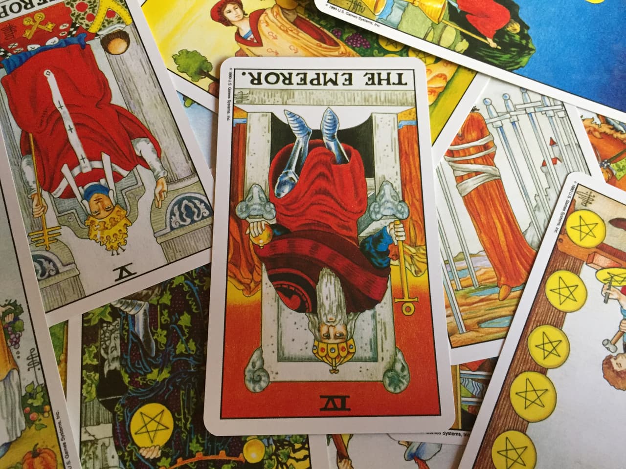 Como toda carta del tarot, a la inversa suele tener un significado un tanto distinto. El Emperador al revés representa un poco de inestabilidad, de confusión sobre qué estamos haciendo mal, si hay que seguir a la mente o al corazón. Tal vez que estamos siendo demasiado déspotas o controladores en nuestra vida.