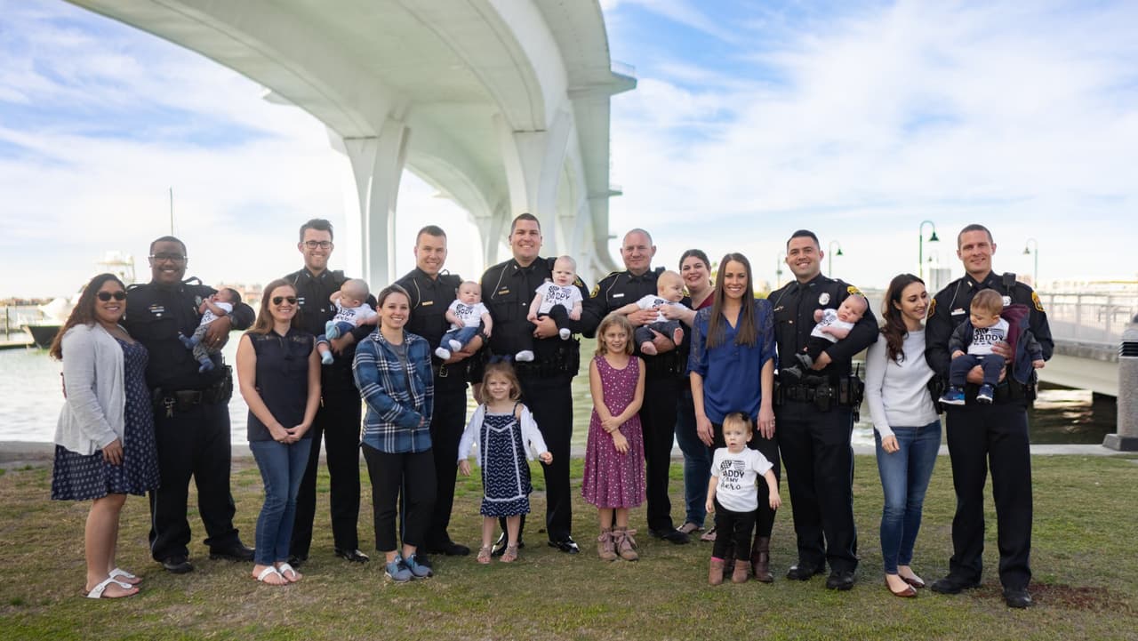 Las esposas de estos oficiales también fueron parte de esta peculiar celebración, en el departamento policial de Clearwater.