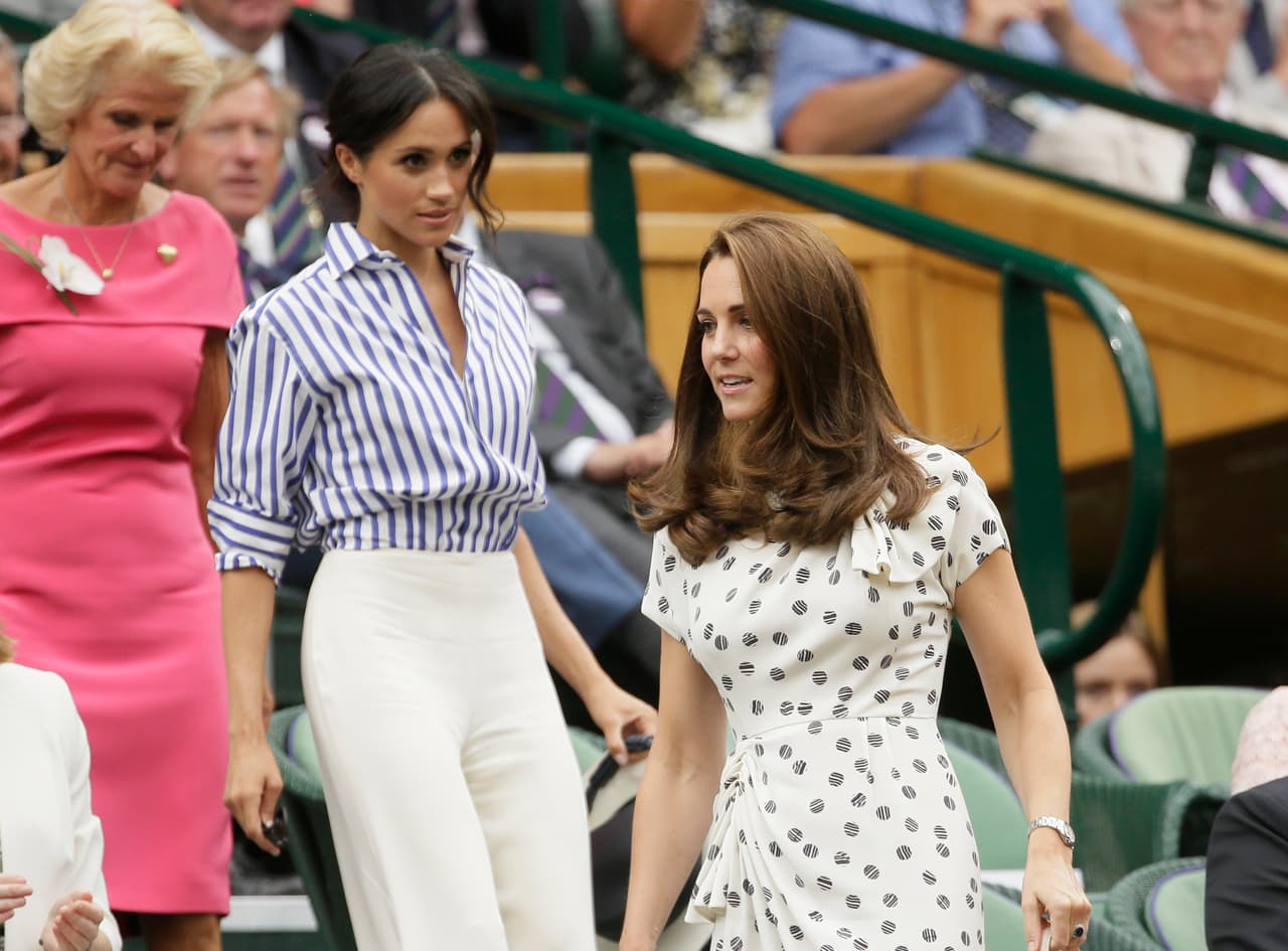 Hace un año, las duquesas 
<b><a href="https://www.univision.com/entretenimiento/kate-y-meghan-tienen-su-primera-salida-juntas-y-sin-esposos-en-wimbledon-video">asistieron a Wimbledon</a></b> cuando Angelique Kerber derrotó a Serena Williams, una de las amigas más cercanas de Meghan Markle.