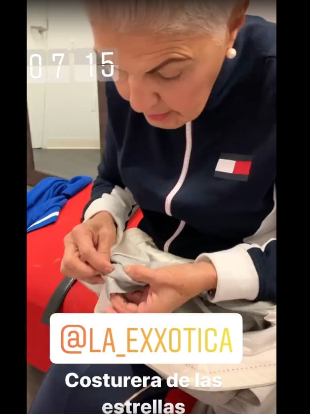 "La exótica", integrante de la producción de Despierta América, tomó los pantalones y los remendó para que Carlitos pudiera continuar con la conducción.