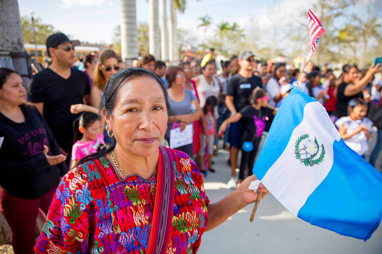 Felipa Tomás, de Guatemala, fue una de las primeras en llegar a la alcaldía de Homestead donde se concentraron cientos de personas para pedir a las autoridades que protejan a los indocumentados. Ella, que regularizó su situación hace años con la amnistía migratoria de Ronald Reagan en 1986 llegó con su pasaporte estadounidense en el bolso: "Mis hijos tienen la ciudadanía, pero yo estoy aquí por mis familiares que no tienen papeles y por el resto de la comunidad", afirmó.
<br>
