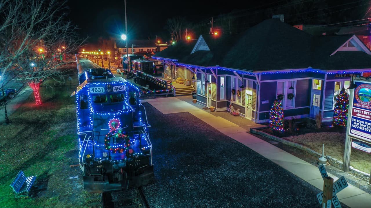 <b>Blue Ridge</b>
<br>
<b>Sitio web</b>: 
<a href="https://www.blueridgemountains.com/">https://www.blueridgemountains.com/</a> 
<br>
<b><a href="https://maps.app.goo.gl/DZWAradpZ7ab66ur9">Cómo llegar</a> </b>
<br>
<br>La ciudad es sede de una de las tradiciones más populares de Georgia en la temporada con su Blue Ridge Express, en el que podrás dar un paseo en tren al norte del estado mientras escuchas un cuento de Navidad, cantas villancicos y conoces a Santa Claus.