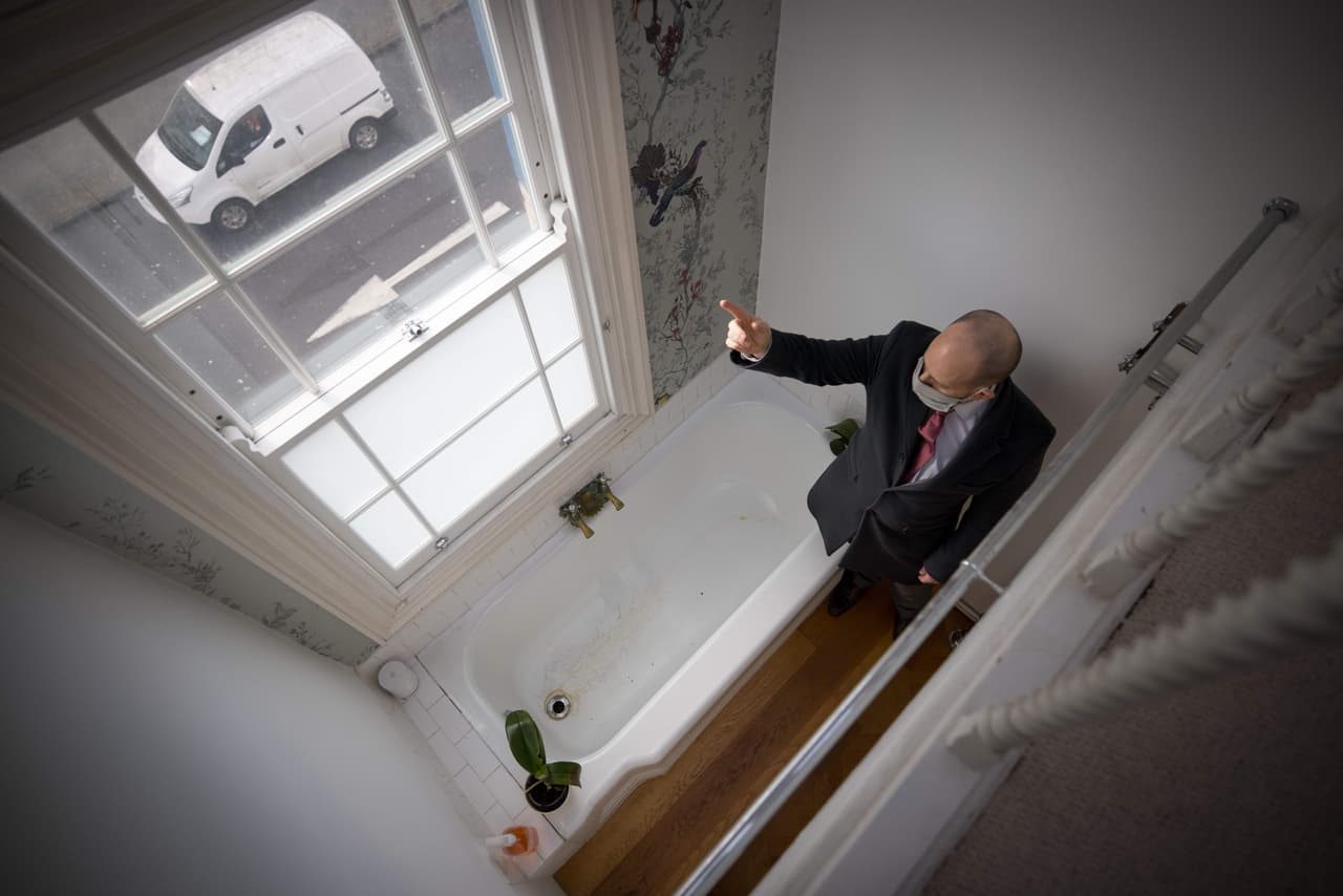 En el segundo piso hay un baño y una ducha y en el tercero se encuentra la habitación principal, a la que se accede por una escotilla para ganar espacio. Para Myers esta casa está destinada a "una joven pareja o persona sola" que "disfrutará su belleza por lo que es y lo asumirá". 
<br>