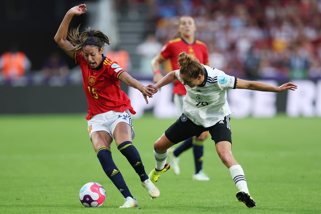 Leila Ouahabi pelea una pelota con Lina Magull.