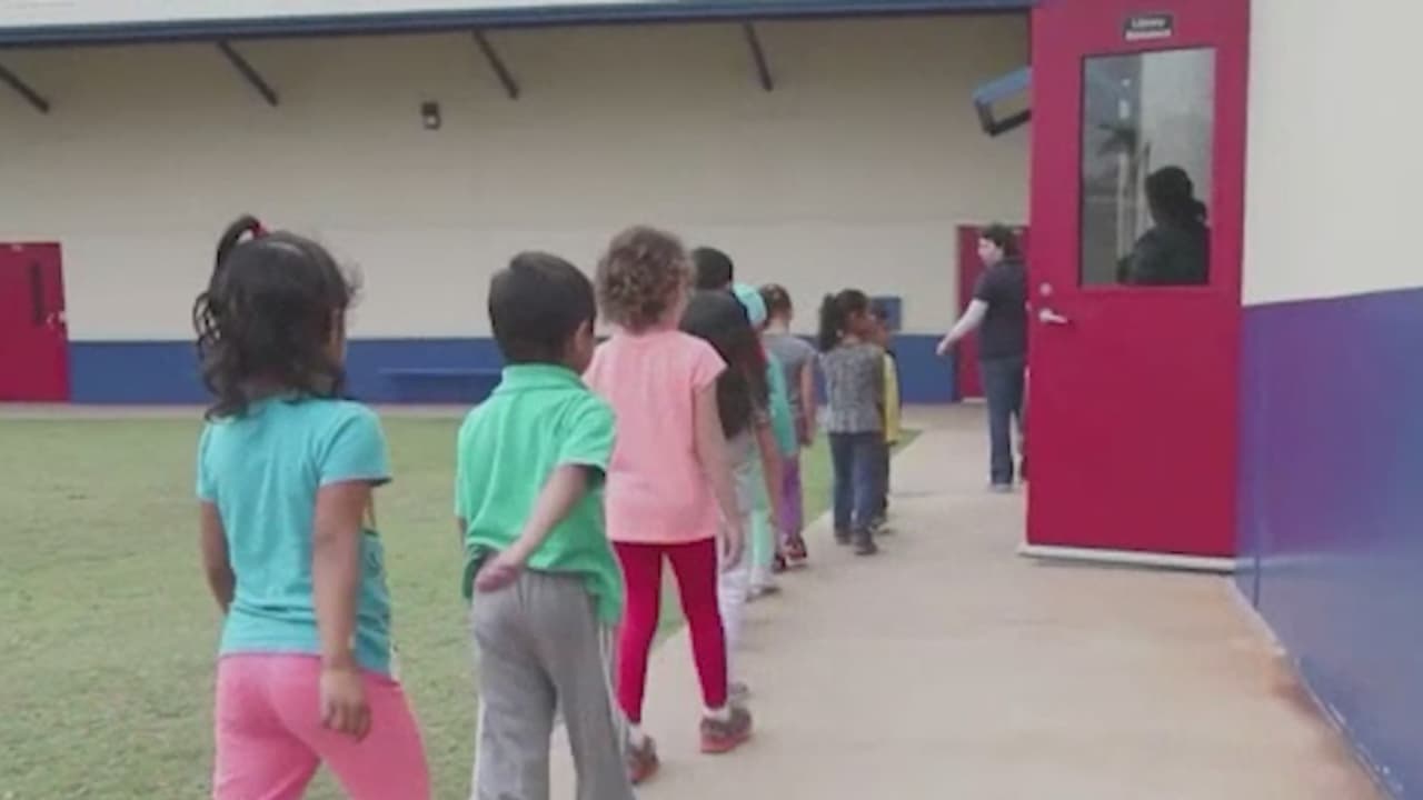 Cientos de niños migrantes se quedarían sin representación legal tras el fin del programa federal