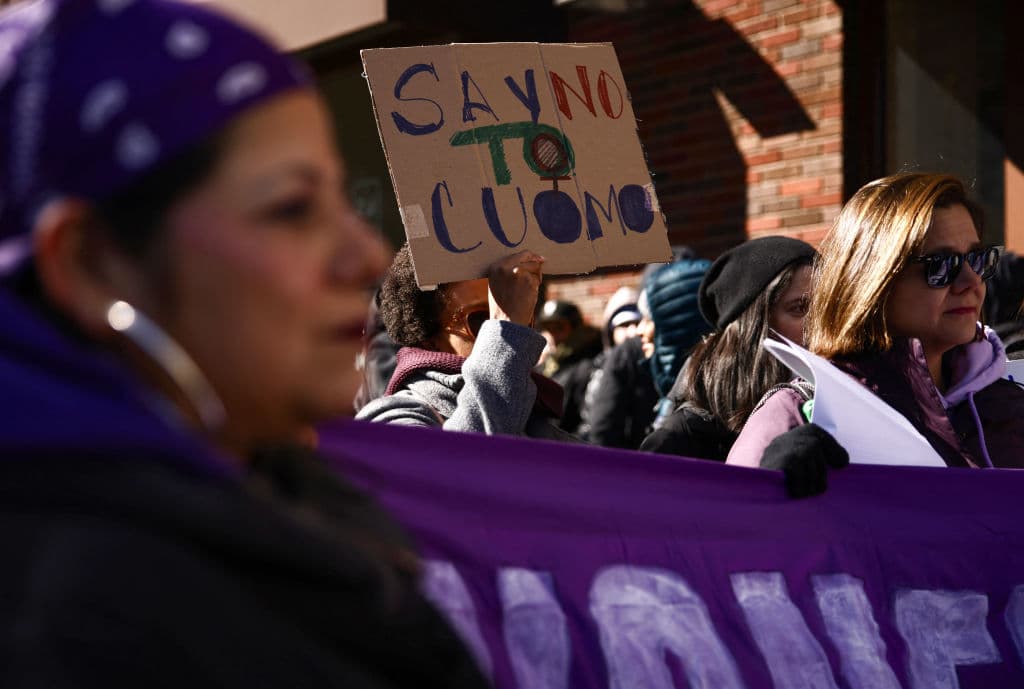 Por su parte, los defensores de Cuomo argumentan que nunca fue condenado por ningún delito y que merece la oportunidad de rehabilitar su imagen pública. Sus partidarios señalan que la fiscalía desestimó la denuncia penal por falta de pruebas suficientes y que el exgobernador ha reconocido haber cometido "errores" durante su carrera política.