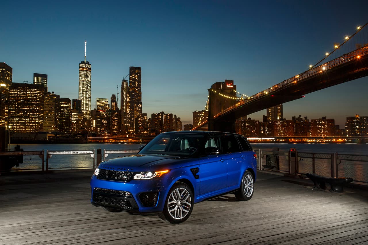 El precio inicial (MSRP) de la versión SVR empieza en $111,350 al que se le debe incluir el cargo de transporte por $995, dando un total de $112,345 en EEUU.