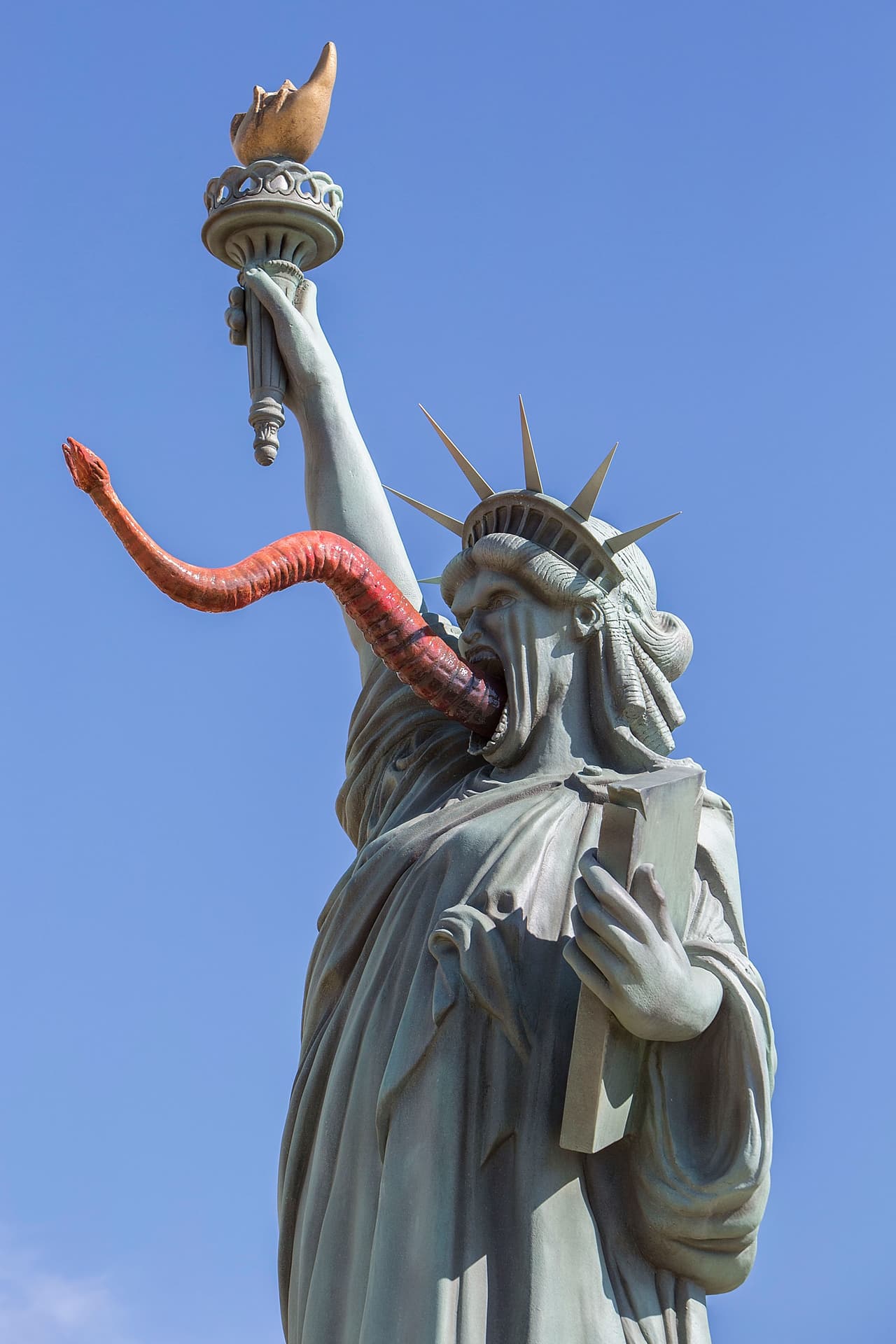 Una Estatua de la Libertad alterada promociona la serie 'The Strain'.