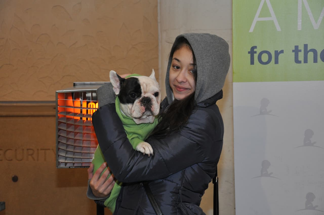 La donación sugerida para participar es de $10 dólares.