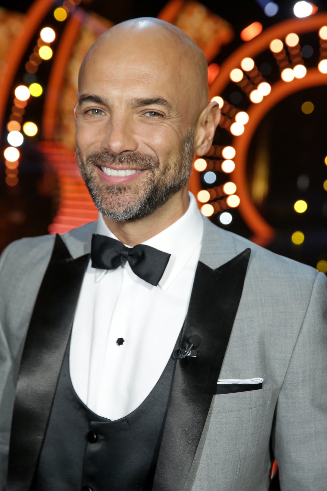 Como contraste, el conductor mexicano llevaba solapas en color negro, así como la faja y el moño.