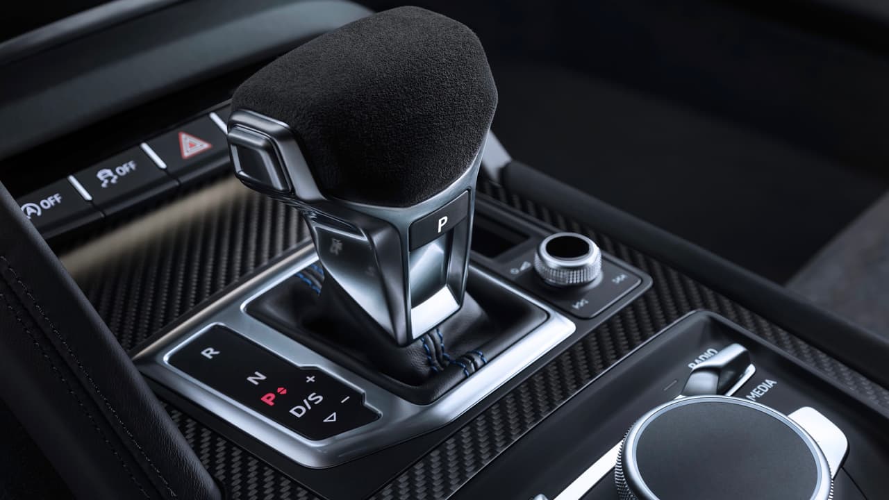 Audi no nos dio detalles sobre cambios en la transmisión del R8 2019 por lo que quizas no hayan camnios en este departamento. La versión 2018 cuenta con una 
<b>transmisión automática S Tronic de embrague doble y 7 velocidades</b>.