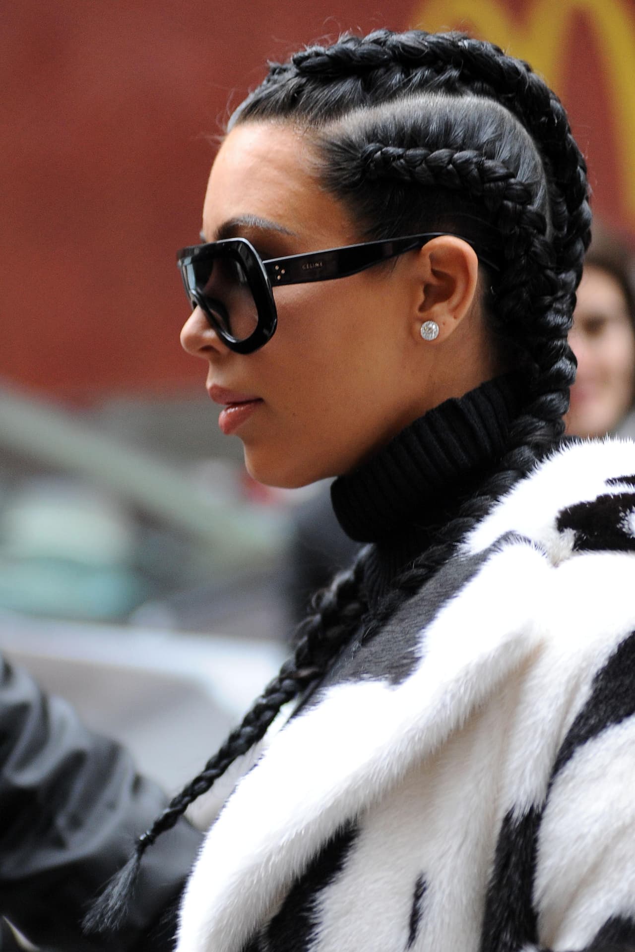 Definitivamente la mujer de Kanye West no explicó a las cámaras qué tipo de pieles tiene su abrigo.