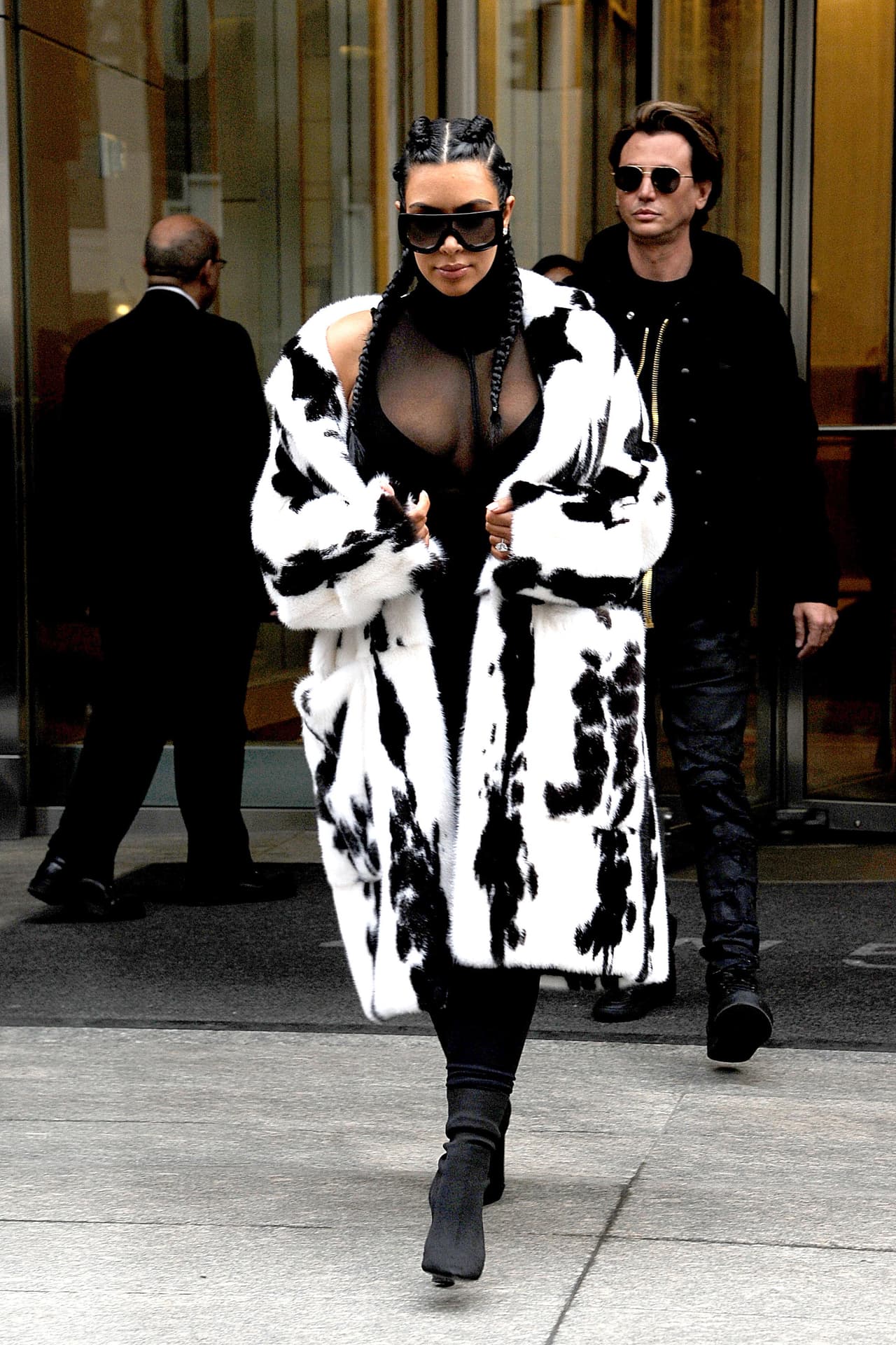 Así la vimos salir de su departamento en Manhattan.