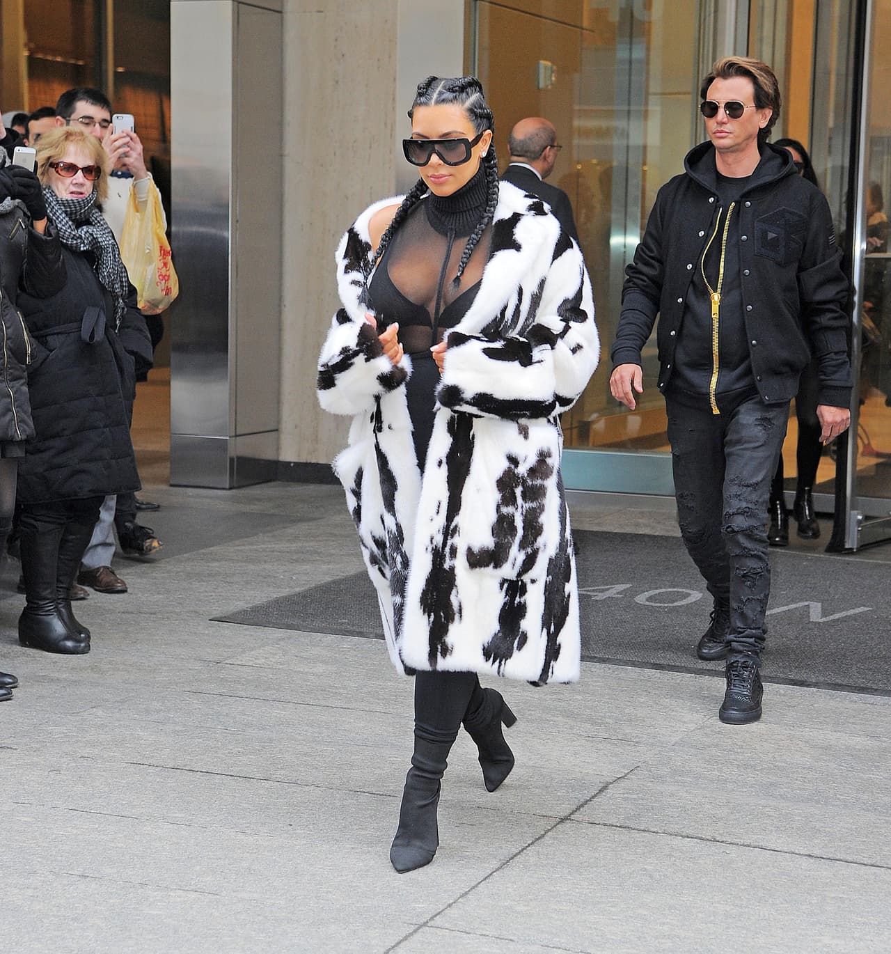 Lo que desató una lluvia de flashazos fue su peculiar abrigo.