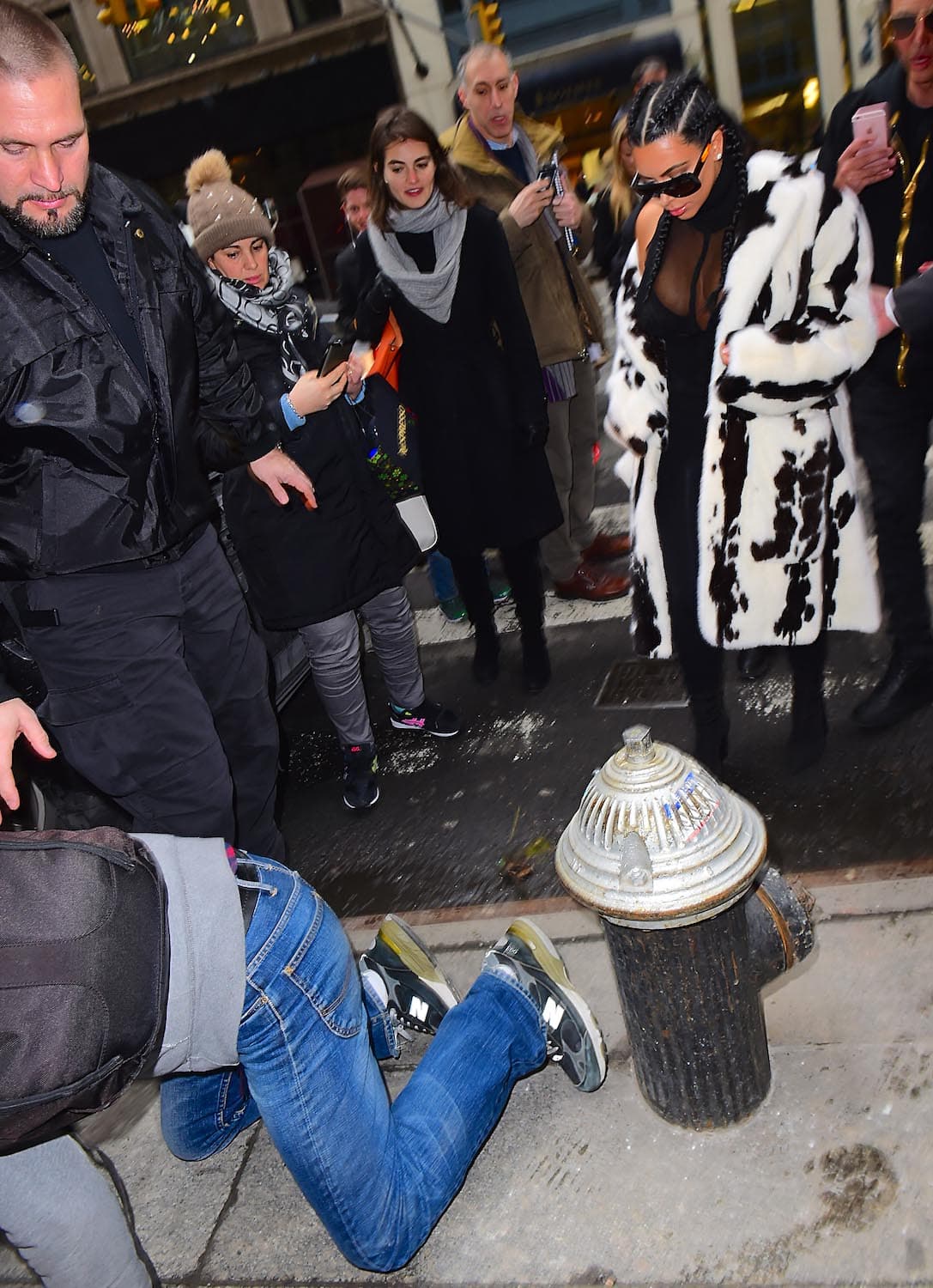 Kim no se detuvo ante la caída del fotógrafo.