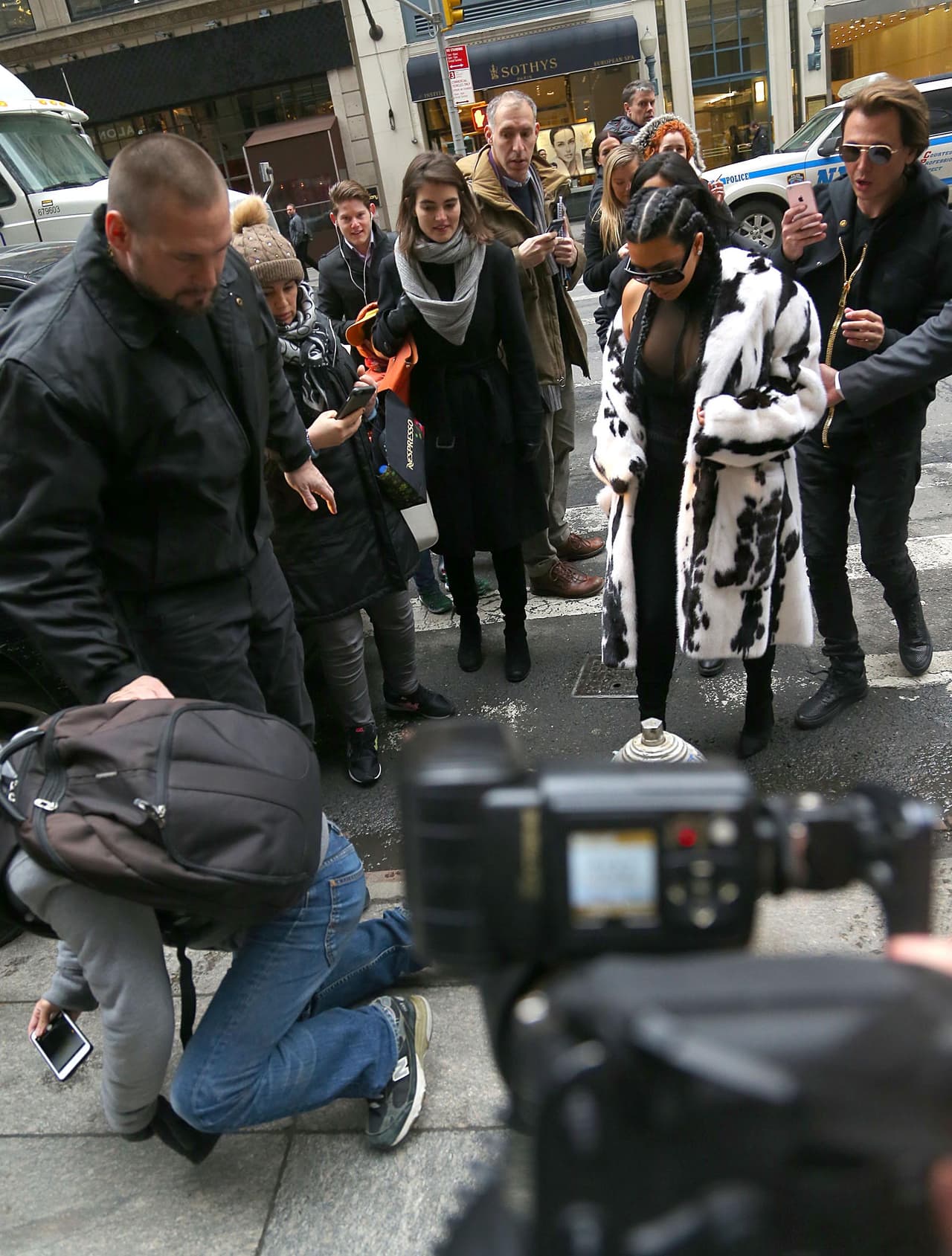 Hasta un paparazzi cayó al intentar retratar a la diva.