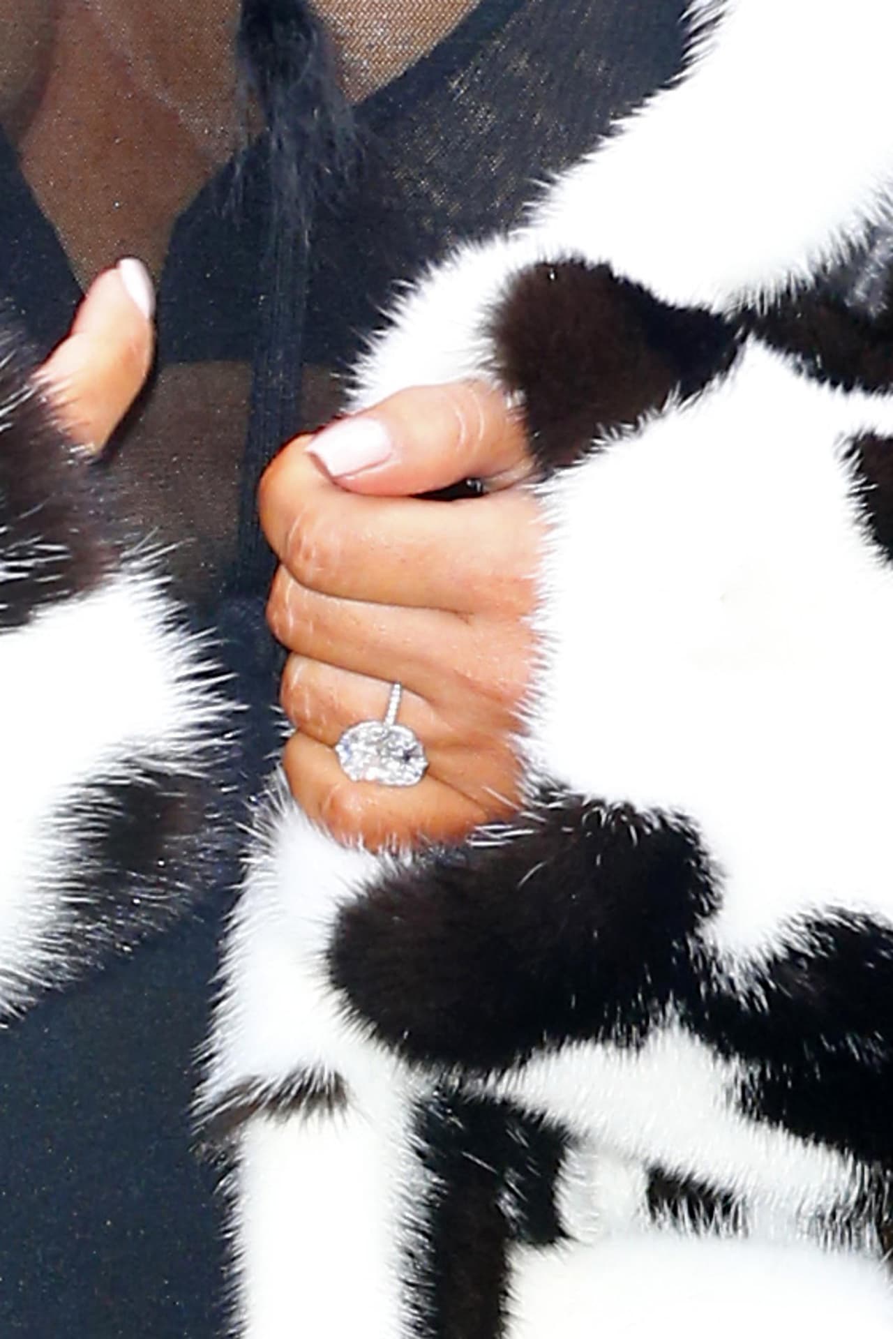 Así es, su enorme anillo de compromiso que le dio Kanye West.