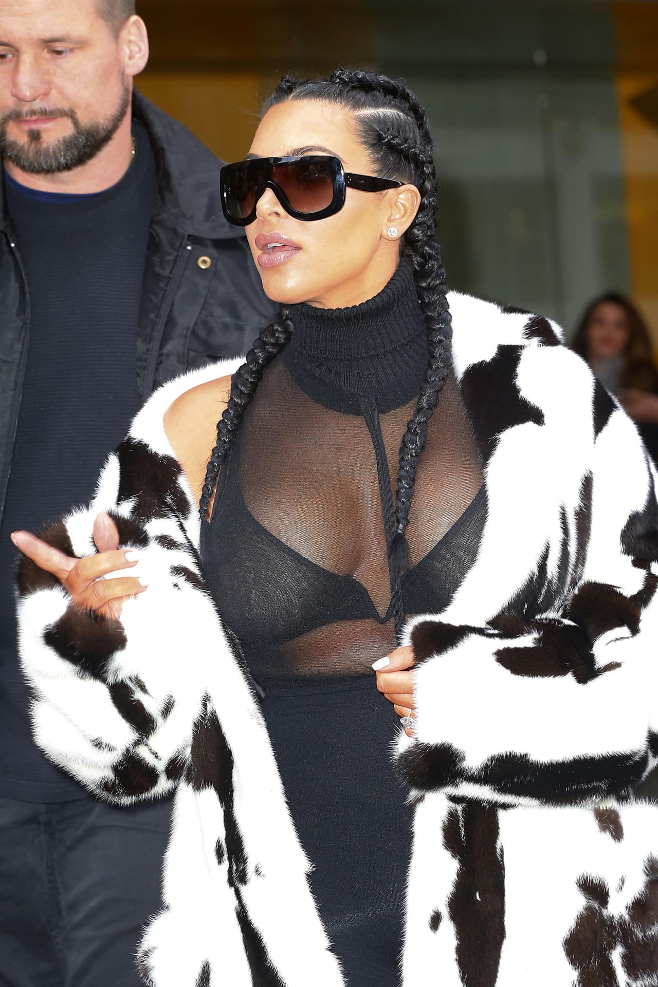 Con un escote súper revelador.