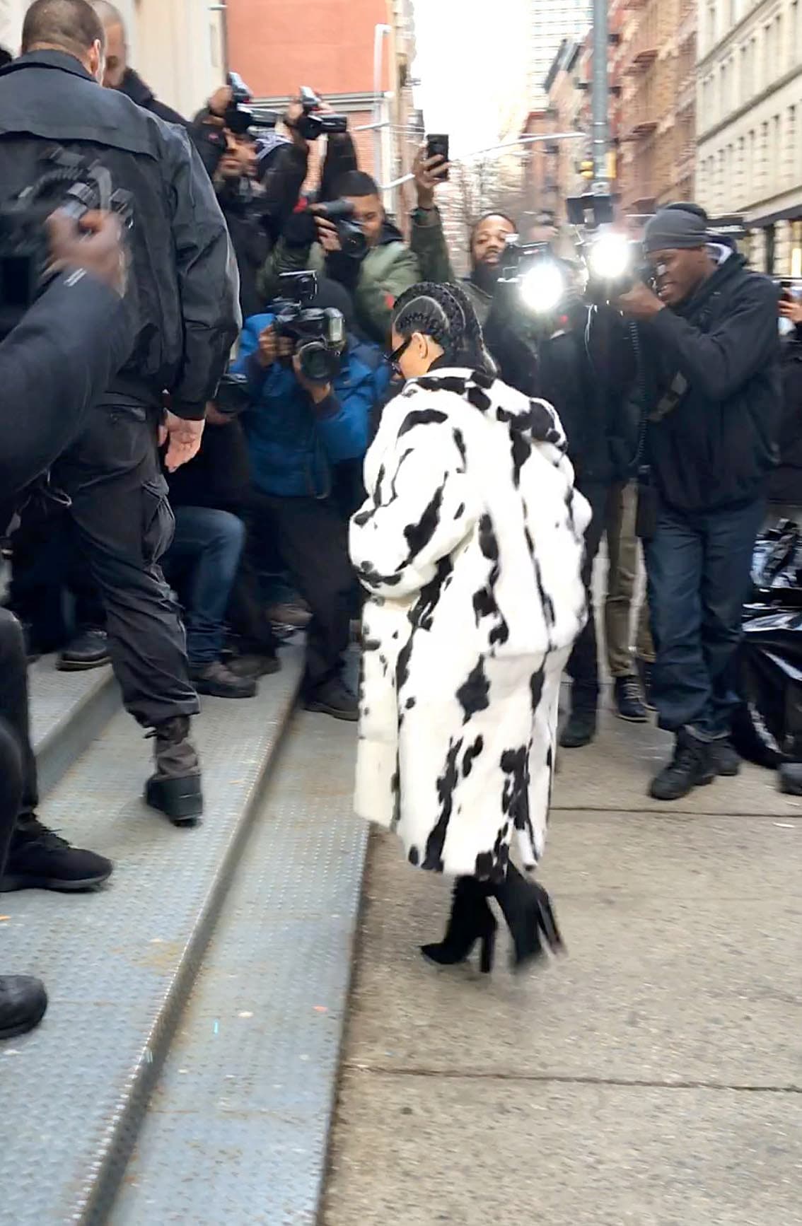 Se armó tremendo alboroto cuando las cámaras rodearon a la diva.