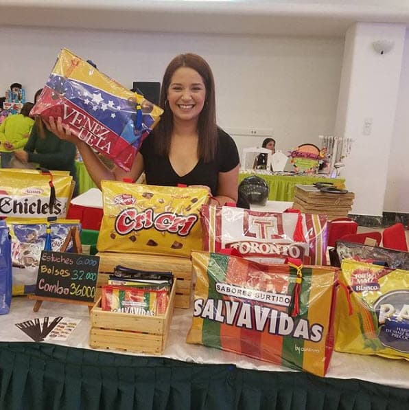 "No me estoy burlando de nadie, estoy haciendo publicidad, estoy bien clara con respecto a la situación del país, este es mi trabajo", les respondió.