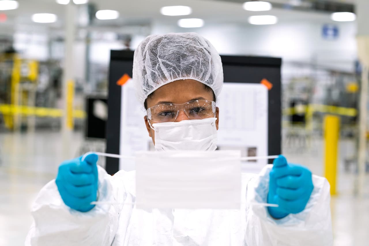 Trabajadores comienzan la preparación final para la fabricación de máscaras faciales de Nivel 1 en las instalaciones de General Motors en Warren, Michigan.