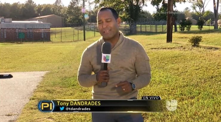 Lo que no sabe el público es todo lo que un periodista vive detrás de la noticia: “Aquí estamos esperando la toma de cuando Larry llega a la cárcel y como no sabemos nada, hemos amanecido en muchas ocasiones aquí afuera de la prisión en temperaturas de hasta 34 grados Fahrenheit.