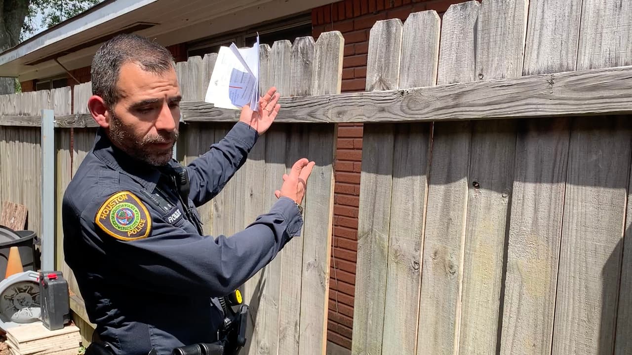 Si la cerca está en mal estado repárala porque por ahí es fácil que se metan los ladrones a tu casa.