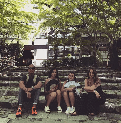 En otra foto más, el intérprete señaló: "Increíble cultura".