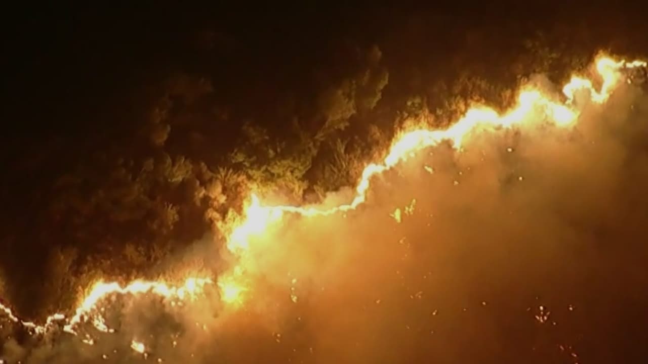 Vientos complican incendios masivos en California